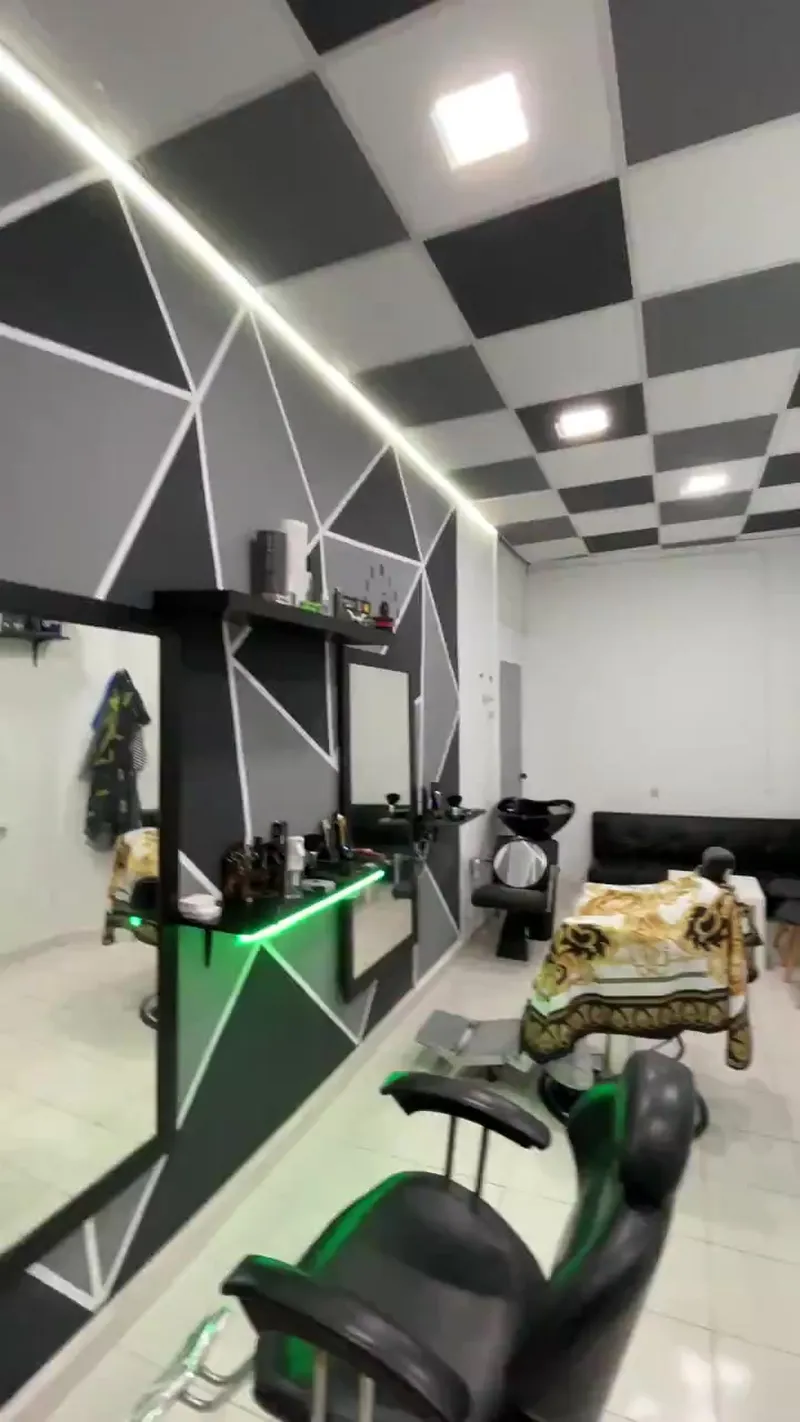 Puestos con espejo y luz LED verde bajo cada tocador