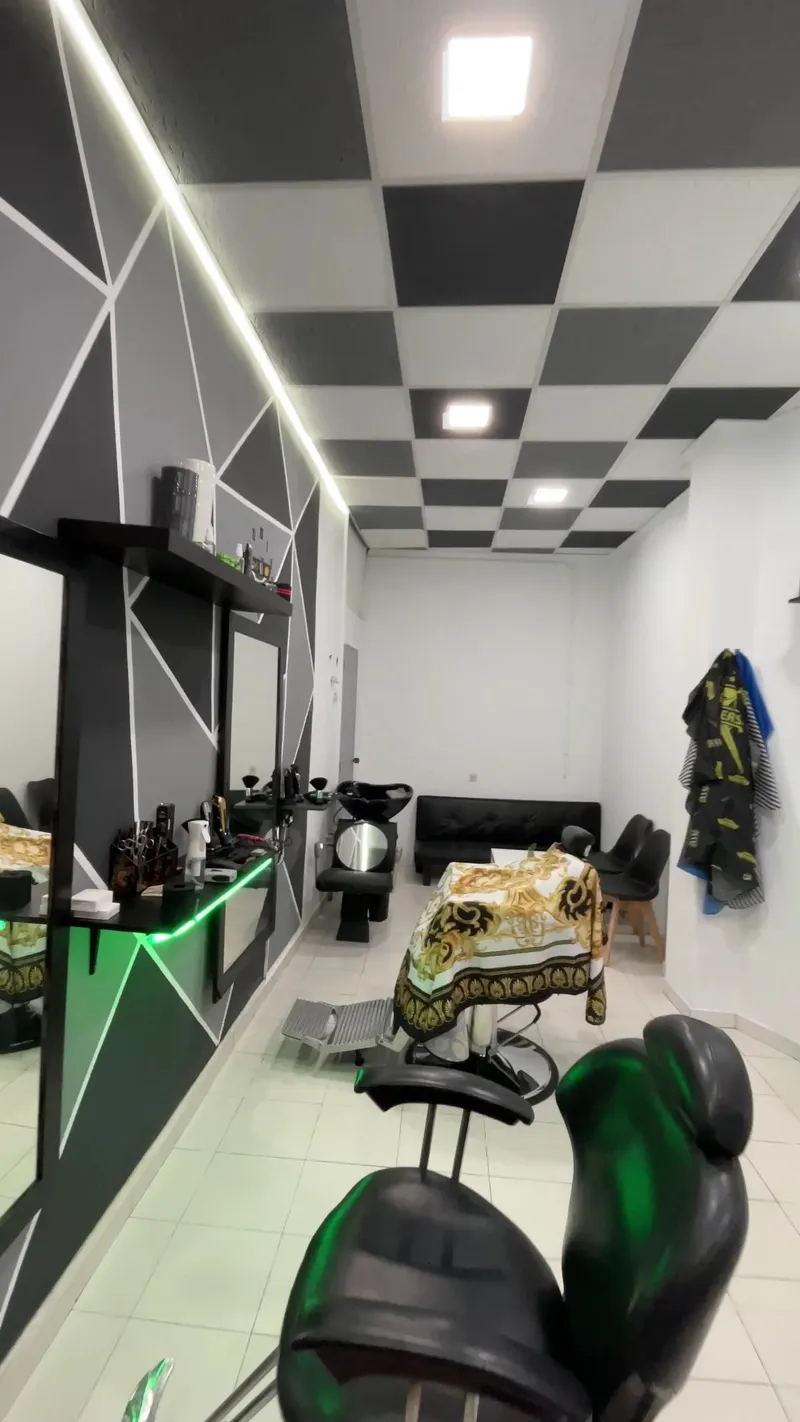 Pasillo bajo el techo en ajedrez hacia la salida