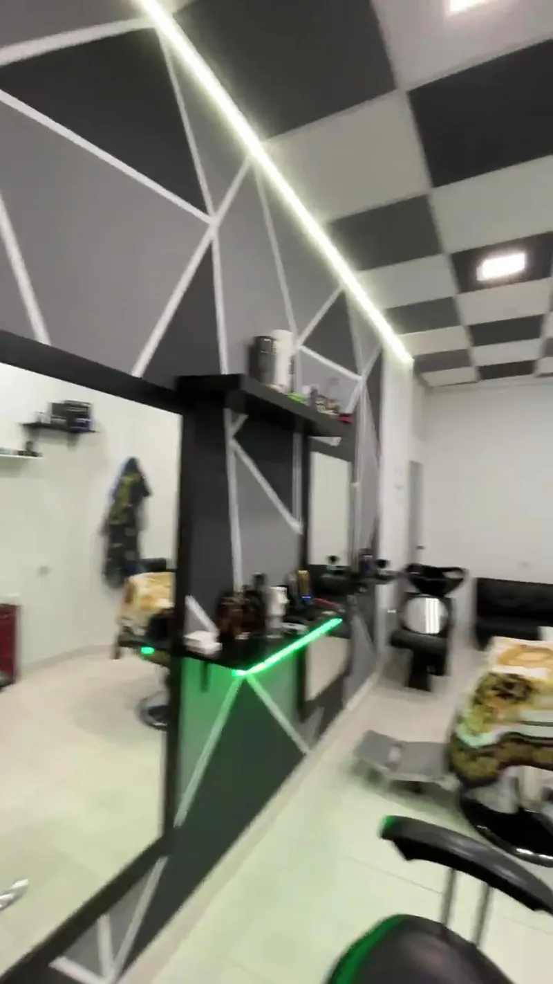 Tocadores con espejo y LED verde junto a la pared de triángulos